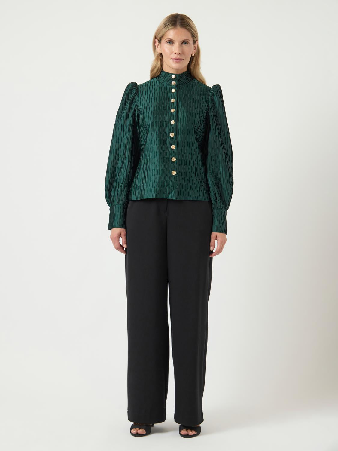 model_shot-front_full